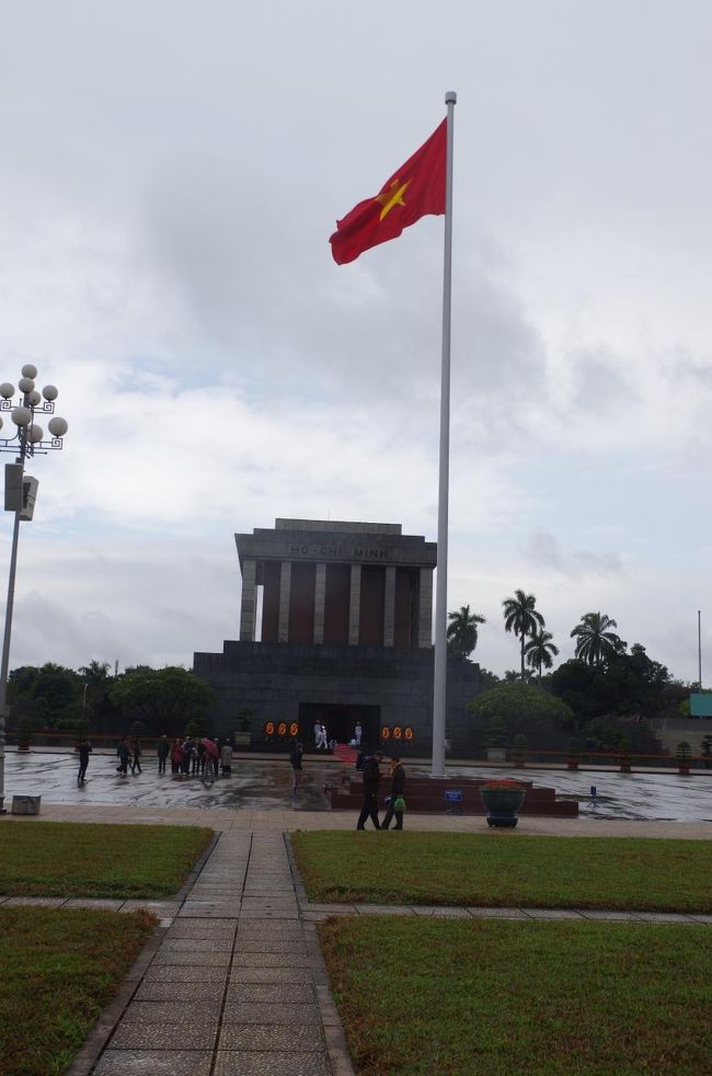 見学し終わり、廟の正面に行って記念撮影。ホーチミンではあまり中国人観光客を見かけなかったけどここには沢山いた。シャッターをおしてくれとオバチャンに頼まれたら、足が切れているとか、顔が気に入らないとかで10枚近くも押させられた。