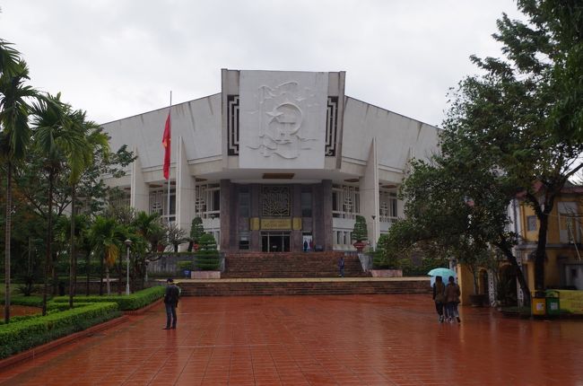 そのあとホーチミン博物館へ。事前に調べたところでは昼休みにかかるような時間で入れないかも？と思ったが、行ってみると入れたので参観。