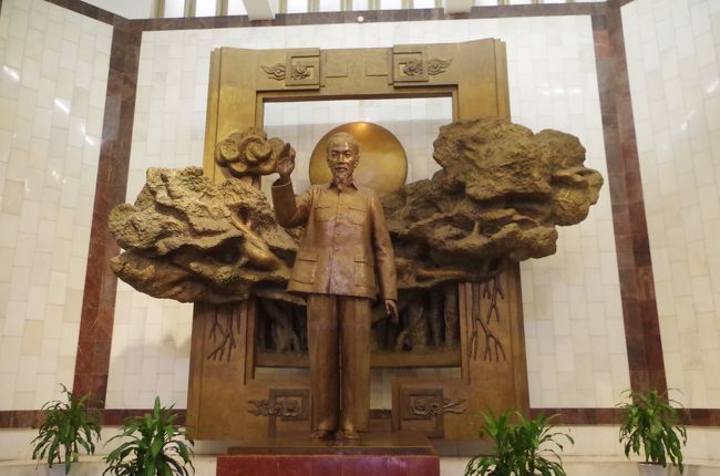上の階に上がるホールにホーチミンの立像。らしさ満開。