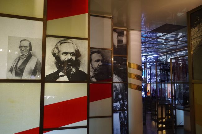 マルクス、エンゲルスの肖像とともに資本家の搾取に苦しむ労働者階級という所から展示はスタート