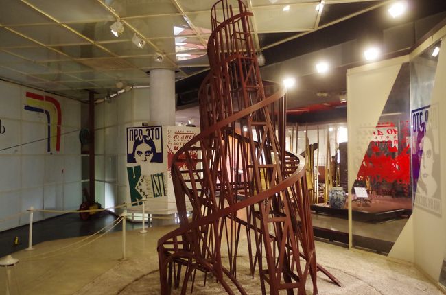 タトリンの第三インターナショナル記念塔の模型なんかもあって、正しい社会主義の展示もあって面白かった。<br /><br />ホーチミン博物館と銘打っている割にホーチミン個人の事はあまり展示がなかったが・・・