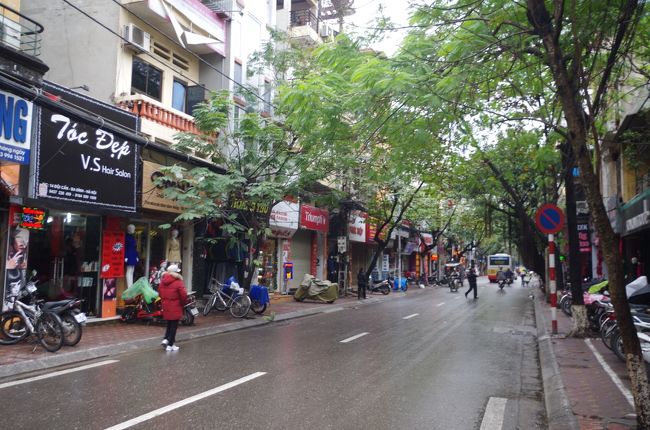 お昼時だし、博物館系は昼休みを取るので食を求めて街を散策。