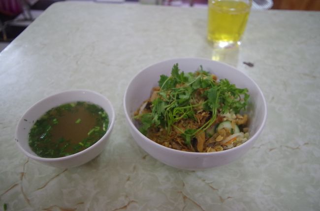 適当に頼んだら混ぜて食べる麺だったので、出されたらまず混ぜて食べる。が、混ぜが甘いと店主にさらにグリグリにされた。