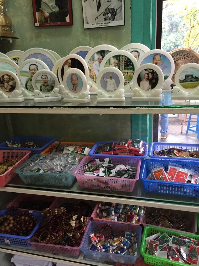 「聖域」を出るところに土産物屋があってホーチミングッズも売っています。<br /><br />ホーチミンのミニチュア像とか「らしい」独裁者グッズもあって思わず買おうと思ったけど、ミニチュアといっても結構かさばるので宣伝ポスター画の本一冊にとどめておきましたが・・・