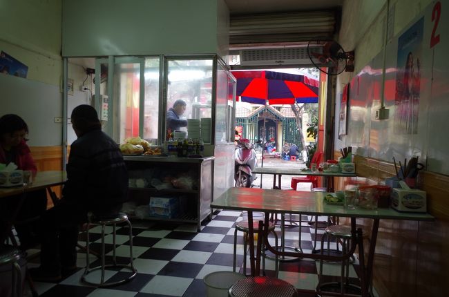 昼食に麺類を出すお店に入る