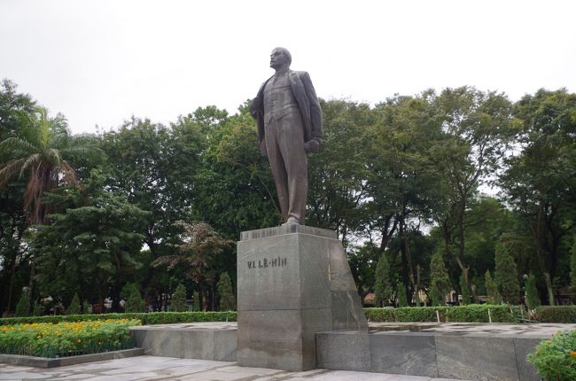 軍事博物館の前の公園にはレーニン像が。うーん、社会主義萌え。