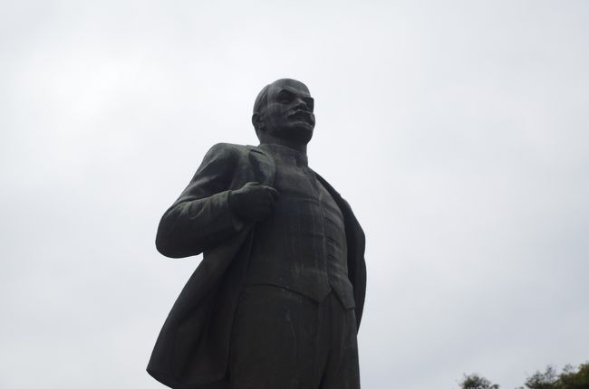 見上げるレーニン