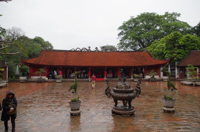 続いて文廟へ。途中、写真を撮ることは禁止されたが、水豊ダムが輝く北朝鮮大使館も有りましたよ。