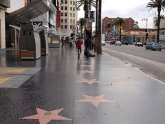 早速、ウォーク・オブ・フェイムを歩いた。
-Walk of Fame-

ハリウッドスターたちの星形がずらりと並んでいる。
この通りだけではなく、
かなり広範囲にわたって並んでいる。
