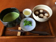 日本一の和菓子職人さんがいて、和菓子やお茶、ぜんざいなどをいただけます。
松江のお殿様は風流な方でお茶や和菓子が発展したそうです。