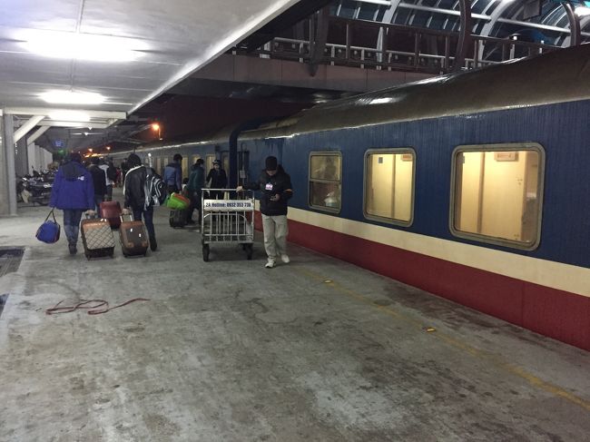 先ほどはホームへの入り口は閉まっていたが、発車を松列車が入線してきておりどさくさに紛れてホームに入ってみた