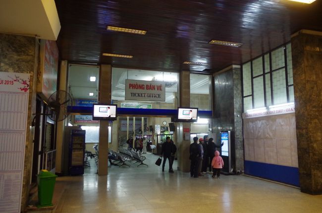 列車本数が少ないこともあってか、中国などと違い、駅は閑散としていた。<br />しかし無料Wi-Fiの電波も飛んでおり、案外進んでいる。