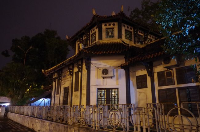 駅の周辺はフレンチクォーターと呼ばれる一角。こうしてみるとハノイって焼け野原になった東京と比べるとそれほど空襲で焼かれていなかったのではと思ってしまいます。建材とか路地割りとか爆撃戦略に違いがあるのは百も承知なんですが・・・