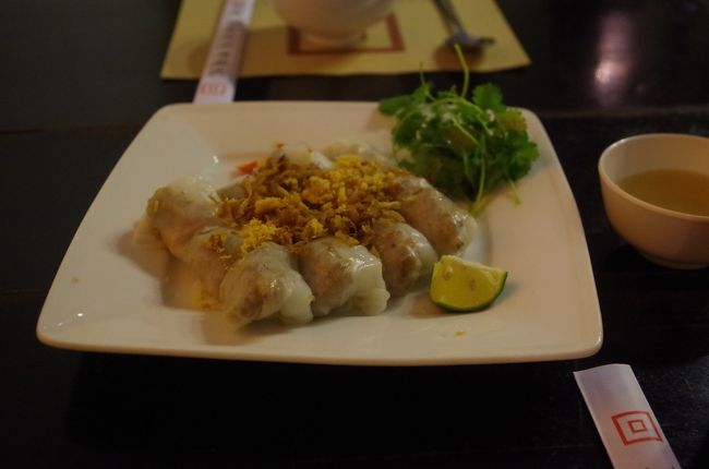 2日目の夜はベトナム料理を食べに行った。ベトナムって安い屋台に毛が生えたようなところはたくさんあるけど、ちょっとちゃんとしたところで食べたいな、と思うと案外レストランの絶対数が少ないように思う。<br /><br />二階に案内されたがその部屋は日本人しかいなかった。しかも団体さんとカップルでその脇にちっちゃくなって座る。