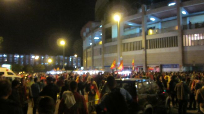 スタジアムまで来るともう人ばかりで歩くのも難しい。<br />幸いチケットは前日スタジアムで発行してもらい、さらに偶然フランス代表の練習、スペイン代表のバス移動を見れました。