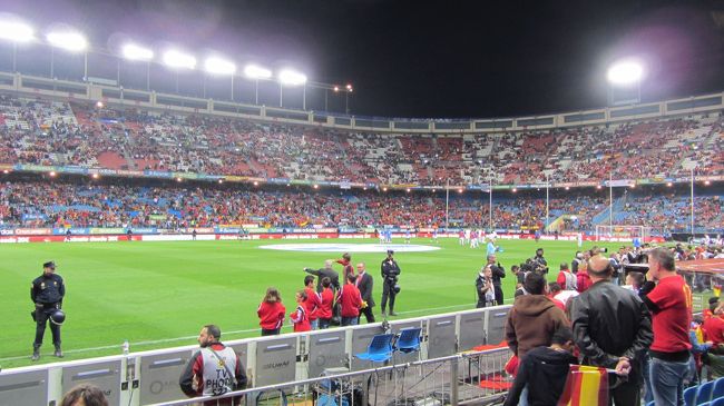 入場！！　かなり前の席！！　スペインでは（ヨーロッパ全体?）最前列より一つ上のピッチに近すぎず遠すぎずの席が一番高いです。　今回のチケットはネットで40ユーロくらいでした。　代表戦よりCLやマドリードダービーの方が高いことにびっくり！