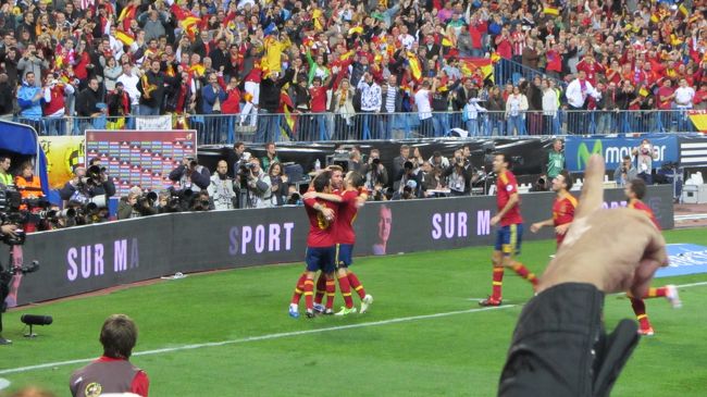 喜ぶスペインのみなさん