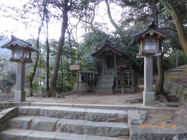 参道を少し歩くと東側に「祓社(はらえのやしろ)」という小さな社があります。<br />私たちが知らぬ間に犯した心身の汚れを祓い清めて清々しくして下され、神の御意を頂けるようにしてくださる神様です。