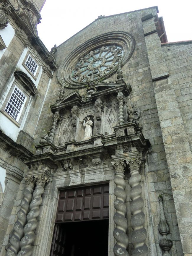 板チョコのような扉から入場。<br />内部の天井や壁は金箔や木彫りの彫刻で装飾されている。<br />写真撮影不可なのが残念。