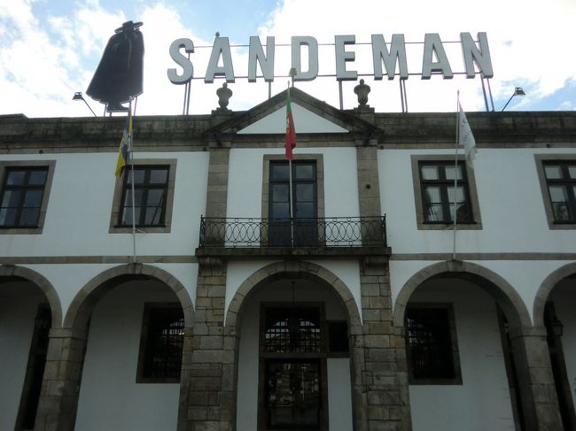 ポルト、ポートワイン工場<br />工場見学とワインの試飲付き。<br />お土産コーナーで購入も可能。<br />割れないようにと重いので。<br />持ち帰りが大変。