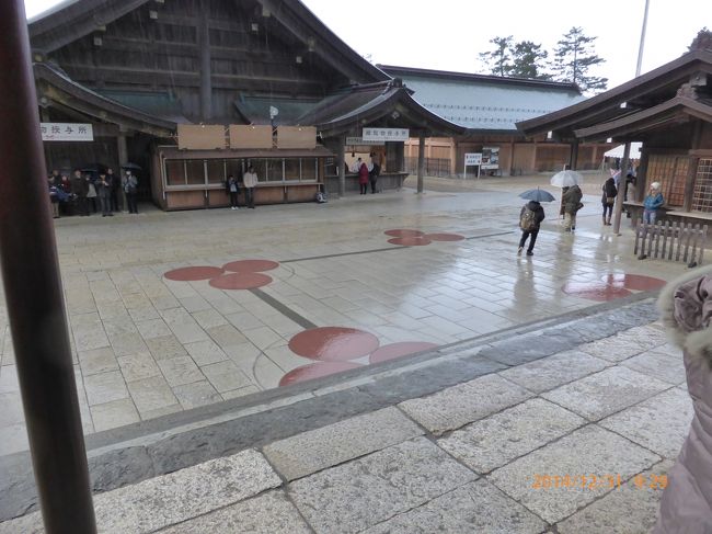 地面の朱色の丸は鎌倉時代の出雲大社の柱(宇豆柱)が発掘された場所。<br />発掘された柱は出雲古代博物館に展示してあります。