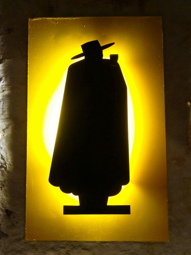 学生マントに騎士帽をかぶったワイン工場のキャラクター