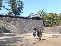 松江城は天守こそ残っていますが、明治時代初頭に廃城令によって天守以外の建物はすべて払い下げられ撤去されました。

城跡は現在、松江城山公園として利用されています。

松江歴史館で見た、松江城鉄砲隊はここでも演武をするようです。
