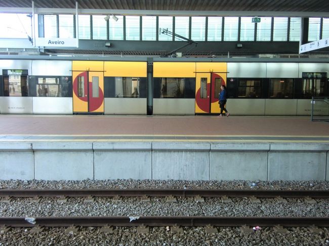 駅舎内の一方は現代的。