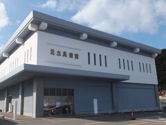 「足立美術館」。

松江を出て、２〜３０分で着きました。
島根県東部、鳥取の米子市にも近い安来市にあります。
安木節で有名な町ですね。

この建物は、新館です。