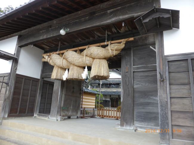 神楽殿を南に抜けると出雲大社の宮司、千家国造のお屋敷があります。<br />ここの注連縄も大きいですね。<br /><br />さらに進むと一畑バスのバスセンターがあります。<br />ここから9時50分発の日御碕行のバスに乗ります。