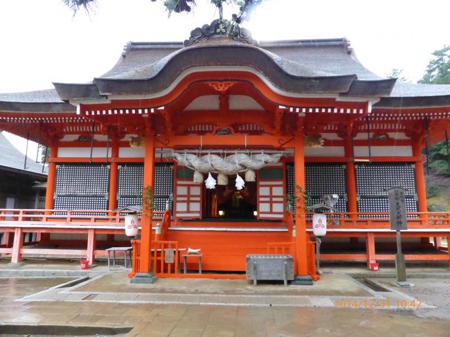 出雲地方には珍しい朱色の権現造り