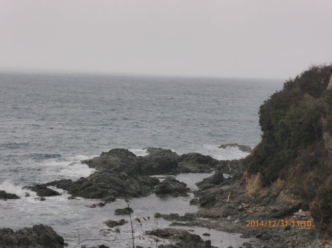 大山隠岐国立公園内に位置し、柱状の奇岩が連なる断崖絶壁が続く海岸線は神秘的でもあります。<br /><br />稲佐浜や出雲阿国の墓の前を通って出雲大社に戻ります。<br />晴れているときは途中下車しても良いかもしれません。