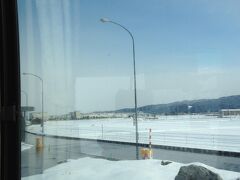 北陸鉄道のバスに乗って金沢駅に向かいます。辰口温泉のバス停までは旅館の送迎があり、雪が降っていても滑らずたどり着けました。