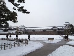 金沢城に移動です。これまで金沢に冬訪れても雪が降っていたことはありませんでした。雪の金沢の風情を楽しみます。