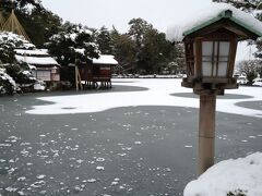 兼六園の親不知からの景色だったと思います。雪が降ることを前提に設計されているだけあって見事です。