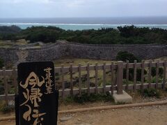 そのまま今帰仁城へ。相変わらず食欲ないけど、せっかくの沖縄だからと今帰仁城入口のそば屋で三枚肉そば(小)を。(小)なのにボリュームあり。ちょーっとお味は…。(4日目になかむらソバでソーキそばを食べることになるが、その美味しさといったら！店は吟味すべき)
今帰仁城からの風景は素晴らしい。今日は入口ににゃんこ居なかった。