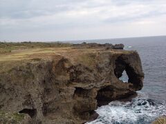 1/3
ホテルをチェックアウト。
さあ、今日こそ海に入る！お魚に会いに。
ブセナリゾート内のダイビングショップへ予約してありました。ブセナリゾートなんて高級ホテルには泊まれないけど、ショップにはどこに宿泊している客でも申込みできます。
その前に、なんとなく万座毛へ。
これまで訪れた3度とも、ここでスコールのような大雨におそわれたけれど、この日は曇り。風が強くて寒い。
やっぱり迫力ある。