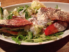 国際通りを一本入ったところに、カウンター席がある入りやすそうな琉歌というお店へ。
泡盛は、恩納のナビー古酒、琉球古酒、それから蛍ナントカという古酒を、それぞれ水割で。和牛のタタキ、スーチカー(塩豚)とシーザーサラダ。美味しかった。もっと食べてみたい料理があったけど、一人では多くは頼めない。また今度。満足いく那覇の夜だった。