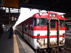 新津駅からは、磐越西線に乗り換えます。　会津若松行きの列車だったので、ずっと乗っていれば福島に行けるのね。　