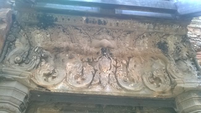 ロレイ寺院のリンテルです｡ガルーダは中であり｡