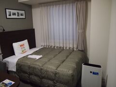 コンフォートホテル、かなり快適なお部屋でぐっすり眠れました。　真冬の新潟なので、夜は寒いかな?って思ったけど、寝る前に暖房を切っても夜中に寒くて起きることもなく…。

天気予報によると、この日は朝から雪とのことで、窓の外を見るのがちょっと怖かったけど(実はドキドキも半分)、風が強いだけで特に雪も雨も降っていなくて、ちょっと拍子抜け…。　まぁ、何も降ってない方が観光客にとっては行動しやすいので嬉しいけどね。