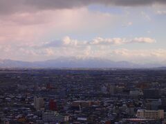 五頭山方面です。

晴れたばかりだったのでちょっと雲は多かったですが、それなりに遠くの景色まで見渡せて、展望台に来て良かった…って思いました。　このBefcoばかうけ展望室は、入場無料ですので、お天気が良い日には是非オススメだと思います!