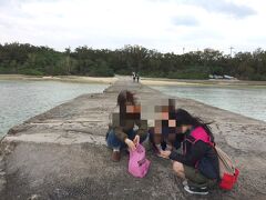 西桟橋突端でパンを貪り喰らう女衆。曇ってしまい、また風も強くなって来ました。