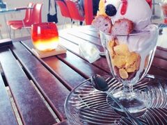 ぱーらー南ぬ島さんへ行ったのですが、生憎のお休み。ウロウロ探して見つけたHaayaさんでスイーツ休憩。これは妻の紅イモアイスパフェ。美味しかったそうです。