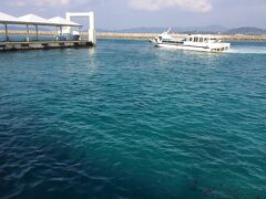 竹富フェリーターミナル。ここもエメラルドグリーンの海。いいなぁ。