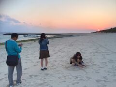 マエサトビーチ、サンセットを眺めます。
