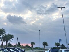 最終日の朝。帰りの便をクラスJに変更する為に昨日JALに電話したところ、その時点では5席空いているけど、ツアーチケットは搭乗当日にカウンターでしか変更できないらしい。カウンターオープンは朝8時。朝食を早目に済ませ1人空港へ。7時45分に着いて、準備中のグランドフタッフお姉さんに事情を話したところまだ5席空いており、もう少しお待ち下さいとの事。いざ、8時になったら列に並んでもいない団体添乗員らしきオッサンがツラっとしてカウンターへ横入り。でもお姉さん、並んでいた私の方が先ですのでお待ち下さいと言ってくれました。
手続き中の会話
お姉さん『先に羽田行きを変更しましょうねぇ。（沖縄のこの言い方、ほっこりしますよね)ところでご家族はホテルですか？』
私『ええ、私1人レンタカーで来ました。家族は寛いでいるんじゃないかな』
お姉さん『お父さんは大変ですねぇ。あ、全部取れました。良かった』
私『ああ、良かった！ありがとうございました』
無事石垣〜羽田、羽田〜新千歳とも4席変更出来ました。ホッとした空港での朝焼けです。