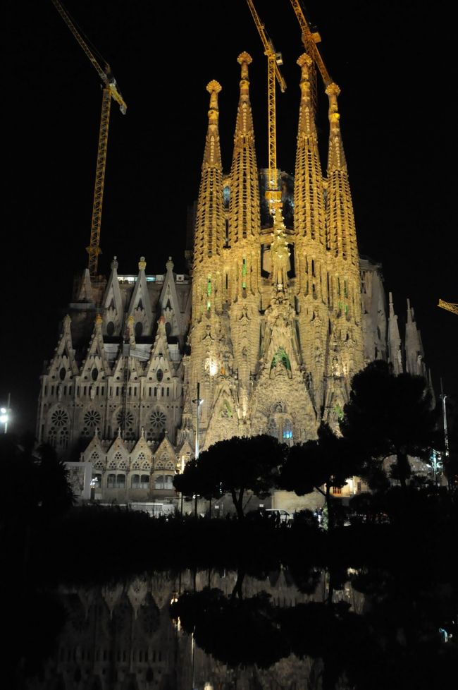 【サグラダ・ファミリア】<br /><br />サグラダ・ファミリアの夜景撮影に行きました。<br />手前の公園からの池超えショットです。ガイドブックにもでているからか日本人が多いです。<br /><br />往路はメトロで、復路はバスで帰りましたので、T-10の切符は75分以内の乗継扱いとなり１回分で済みました。<br />サグラダ・ファミリアの西向けのバス停はマリョルカ通りの公園の脇（メトロの出口付近）にあり、市内中心部に戻るには便利です。<br />（東向けはバレンシア通りを走ってます）<br /><br />サグラダ・ファミリアのバス停はマリョルカ通りとマリナ通りの交差点にあるので、Mallorca-Marinaと言います。わかりやすいですね。<br />逆に市内中心部からの東向け（バレンシア通り経由）は、Valencia-Lepantが最寄です。<br /><br />8)Passeig de Gracia 19:01--Metro L2--Sagrada Familia 19:05<br />（サグラダ・ファミリア　ライトアップ）<br />8)Mallorca-Marina 19:50--Bus H10--Mallorca Pg de Gracia20:00