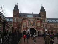 はい〜！！

オランダ国立美術館です！！

やっぱりここにこなきゃ始まらんでしょ〜！！

アムステルダムの天気が良ければさらに良かったですが、それでもテンションはマックスです！！

アムステルダム最高！！