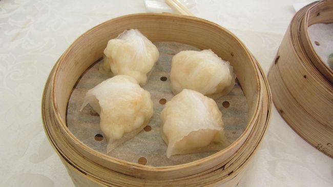 夜についてそのまま友達の家に到着。　次の日朝からいきなり飲茶へ。　香港では朝に食べるものらしいです。<br />写真はエビシューマイ。広東語で蝦餃。　NZにいたとき香港の友達に日本ではよくエビシューマイを食べるよ！と言って上にエビが乗った日本のエビシューマイを見せるとこんなのは認めない！本物を香港で食べさせようとなり今回食べました。　皮が片栗粉？でできていたのでもっちりしていて中はエビがプリプリでとてもおいしかったです！